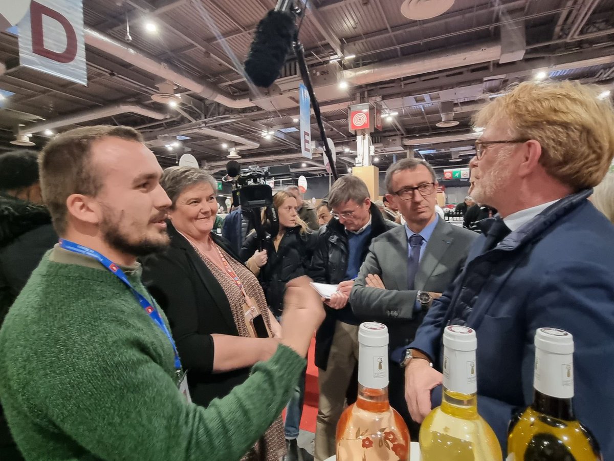 Vignerons Indépendants de France (@vigneronindep) on Twitter photo Grosse séquence au salon des <a href="/vigneronindep/">Vignerons Indépendants de France</a> avec le Ministre <a href="/MFesneau/">Marc Fesneau</a> pour projeter notre secteur vers un futur ambitieux! Nos entreprises TPE prêtes dans un contexte difficile à relever le triple challenge: dérèglement climatique, offensive export et perf économique 🇫🇷! Grosse séquence au salon des <a href="/vigneronindep/">Vignerons Indépendants de France</a> avec le Ministre <a href="/MFesneau/">Marc Fesneau</a> pour projeter notre secteur vers un futur ambitieux! Nos entreprises TPE prêtes dans un contexte difficile à relever le triple challenge: dérèglement climatique, offensive export et perf économique 🇫🇷!