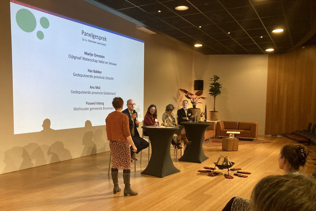 wolbert_meijer's tweet photo. Hoe komen we tot een duurzame, ruimtelijke inrichting van de Veluwe waarin bodem en water sturend zijn? Die vraag stond centraal tijdens een inspirerende #Klimaattop in nee niet Dubai maar Apeldoorn.
#IJsselvallei #drinkwaterreserve #landbouw #beken #sprengen #waterenbodem https://t.co/pxtKhh5yD4