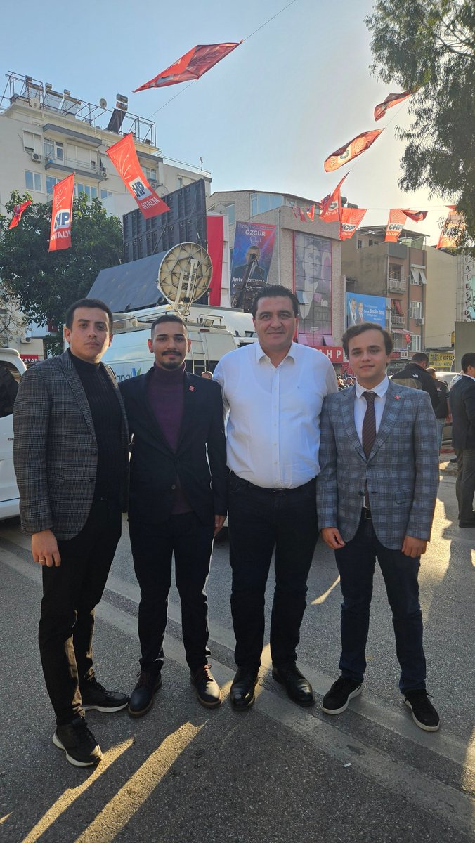 ardademr35's tweet photo. Genel başkanımız Özgür Özel'in ziyareti sebebiyle Antalya'ya gelen Genel başkan yardımcımız Ulaş Karasu'yu İl Başkanlığımda ağırladık. Kendilerine hoş sohbeti ve ilgileri için teşekkür ederiz. @ulasskarasu @ilteraydin @aliiyiilmaaaz https://t.co/HLiG8fUJI5