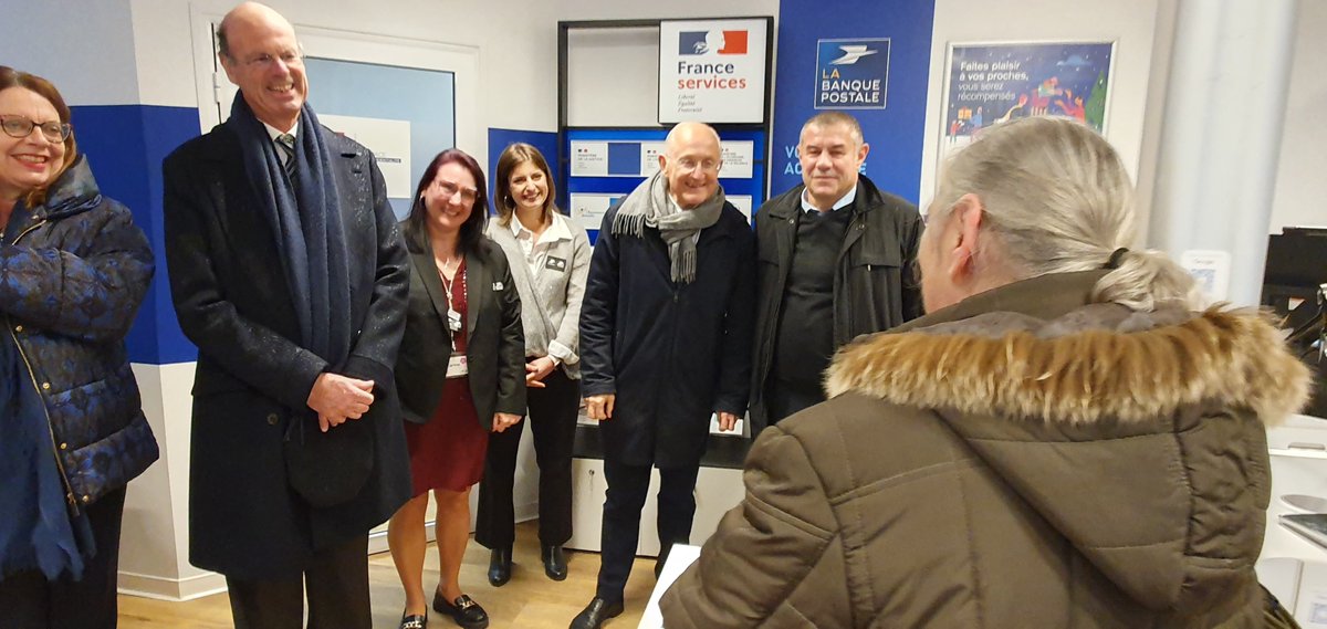 LPNews_AURA's tweet photo. Philippe Wahl, PDG @GroupeLaPoste et @Eric_R_Lombard étaient présents ce matin à Hauterives pour réaffirmer leur attachement à l’accessibilité des services publics en zone rurale. Ils se sont rendus au bureau de #LaPoste, labellisé France services depuis 2020 https://t.co/4RFJPedkIK