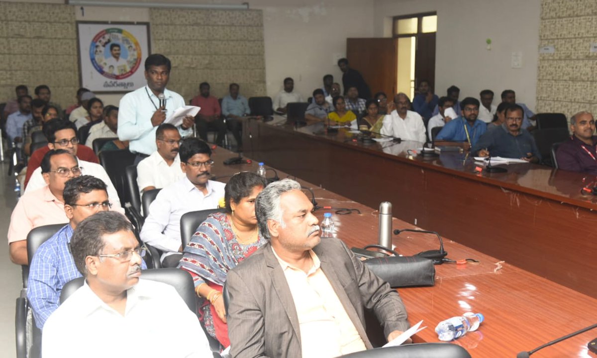 GuruMYSRCP's tweet image. Conducted District level review committee meeting and insisted bankers on creating awareness among public on Govt Schemes and to process more loans in public interest. along with me Joint Collecter, Lead bank Manager and other officials.

#DLRC #Tirupati #TirupatiMP