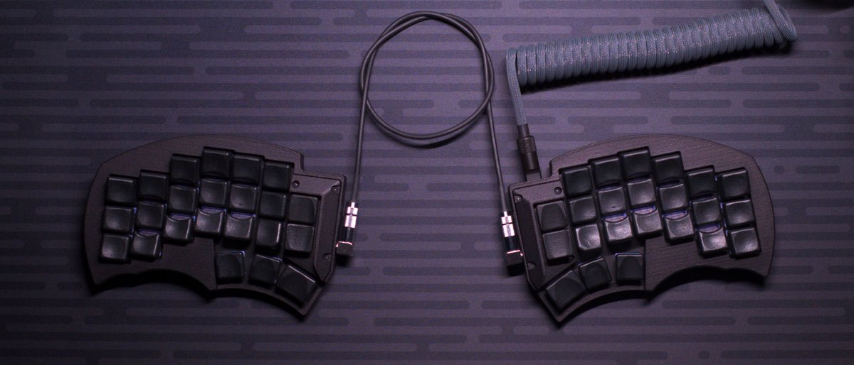 ziku_koma's tweet photo. [wings42 GLP + 4]
Keyboard: wings42 GLP by @yfuku_
-Case: prototype

左側にもキー拡張プレートとそのカバーを装着してフルアーマー化
#wings42 https://t.co/RBIaZvVea8