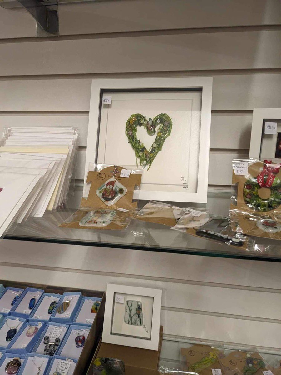 BreakdownBolton's tweet image. We ❤️ this time of year #SettingUp our #ArtMarket meeting new makers dropping off their amazing creations, then we have a week of helping buyers find that unique gift for their loved ones 😊🎄☃️🎁

2-9 December (closed on Sunday 3rd)
#BreakdownBolton
St Andrew’s Ct
#Bolton