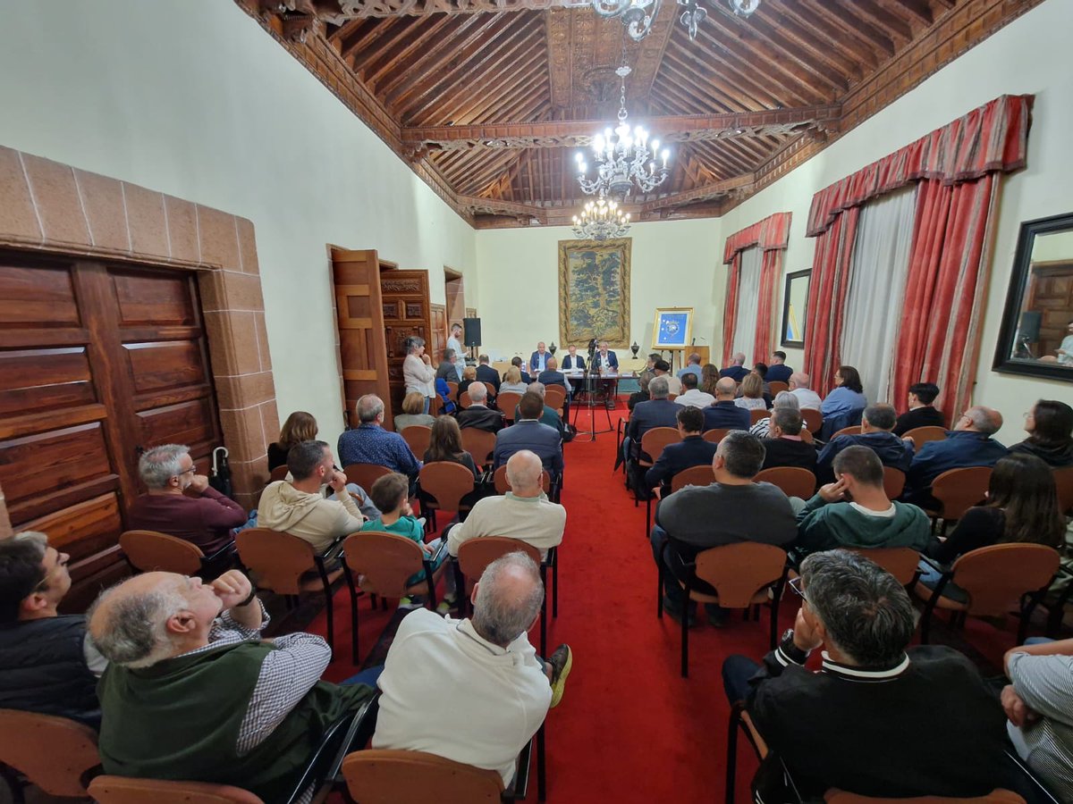 SDTenisca's tweet photo. 𝗦𝗘 𝗣𝗥𝗘𝗦𝗘𝗡𝗧Ó 𝗘𝗟 𝗟𝗜𝗕𝗥𝗢 𝗗𝗘𝗟 𝗖𝗘𝗡𝗧𝗘𝗡𝗔𝗥𝗜𝗢 𝗗𝗘 𝗟𝗔 𝗦𝗢𝗖𝗜𝗘𝗗𝗔𝗗 𝗗𝗘𝗣𝗢𝗥𝗧𝗜𝗩𝗔 𝗧𝗘𝗡𝗜𝗦𝗖𝗔 📚

Al acto acudió una nutrida representación del Cabildo;  del Ayuntamiento; de la sociedad cultural y un numeroso público.

https://t.co/j38ruUJW0r https://t.co/Is0Vu8nAwA