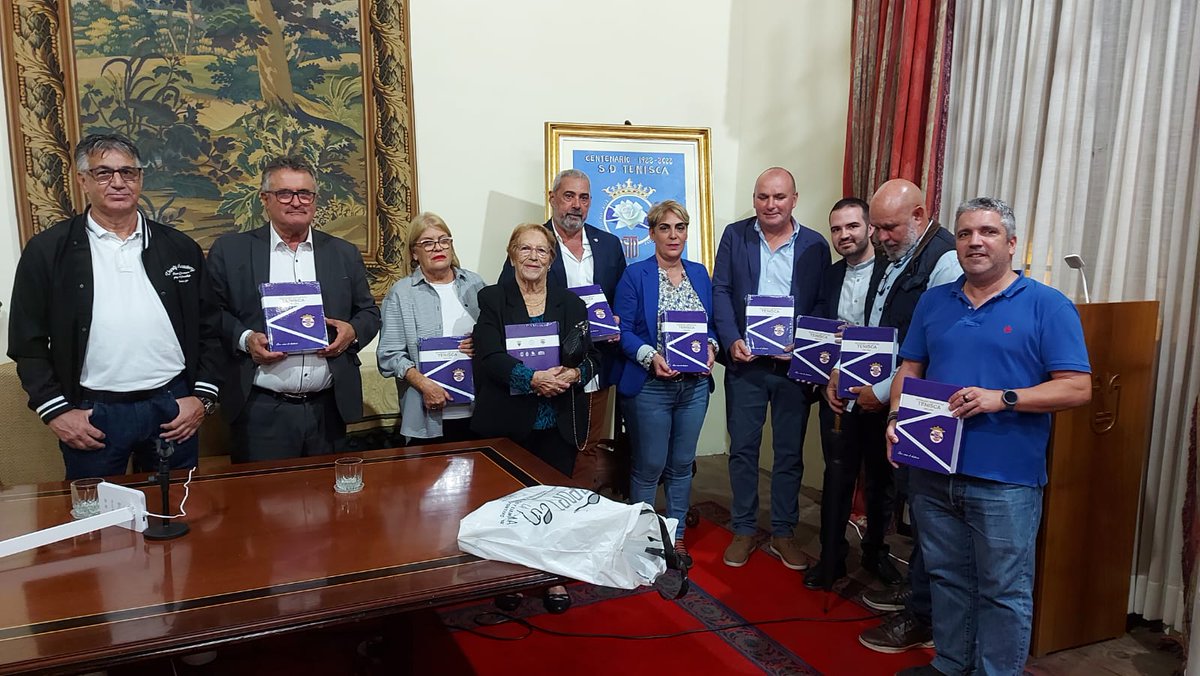 SDTenisca's tweet photo. 𝗦𝗘 𝗣𝗥𝗘𝗦𝗘𝗡𝗧Ó 𝗘𝗟 𝗟𝗜𝗕𝗥𝗢 𝗗𝗘𝗟 𝗖𝗘𝗡𝗧𝗘𝗡𝗔𝗥𝗜𝗢 𝗗𝗘 𝗟𝗔 𝗦𝗢𝗖𝗜𝗘𝗗𝗔𝗗 𝗗𝗘𝗣𝗢𝗥𝗧𝗜𝗩𝗔 𝗧𝗘𝗡𝗜𝗦𝗖𝗔 📚

Al acto acudió una nutrida representación del Cabildo;  del Ayuntamiento; de la sociedad cultural y un numeroso público.

https://t.co/j38ruUJW0r https://t.co/Is0Vu8nAwA