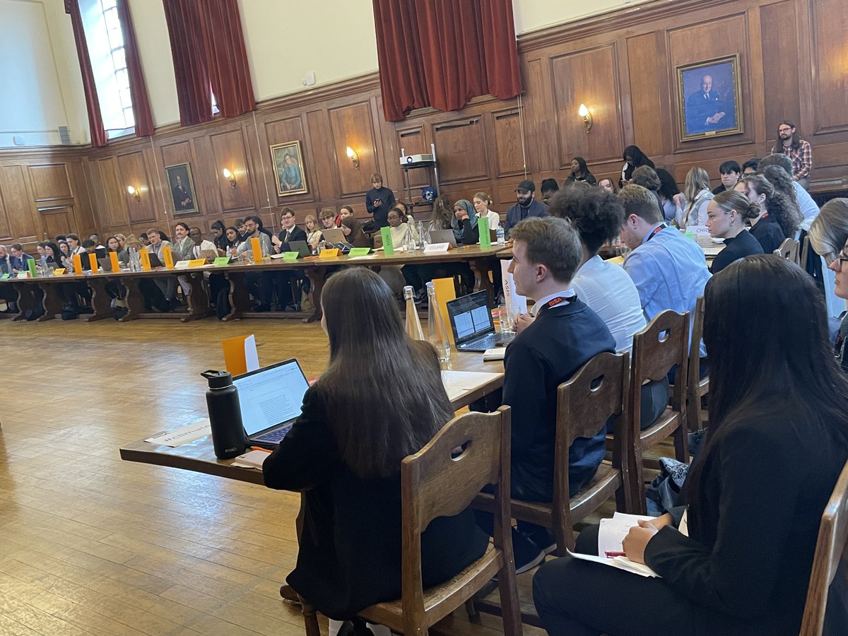 Cityintpolitics's tweet photo. Students of the @Cityintpolitics @CityUniLondon (Alena Masloff, Sophia Paul, Nancy Johnson and Bo Spurling) engage in #BISA Climate Change Simulation #climateSim. We are very proud of their determination to fight climate crisis through diplomacy. https://t.co/1Egciigh0K