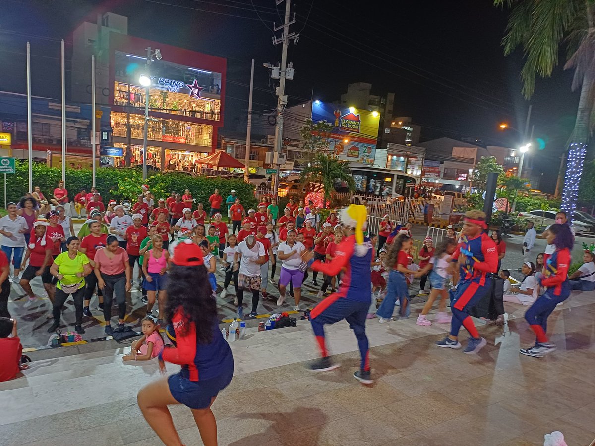 lafar26's tweet photo. El equipo HEVS Cartagena Activate por tu Salud del @MinDeporteCol @idercartagena   recibe el mes de Diciembre con mucha actividad fisica en el Evento Masivo una Velita Por tu Salud 
Cartagena es territorio de Hábitos y Estilos de Vida Saludable. https://t.co/jH1JSBW9t4