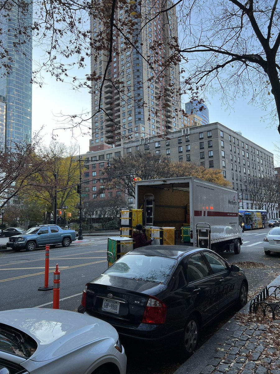 📍Brookfield Place, NYC At what point do trucks stop being trucks, and become mobile micro-fulfillment centers?👇