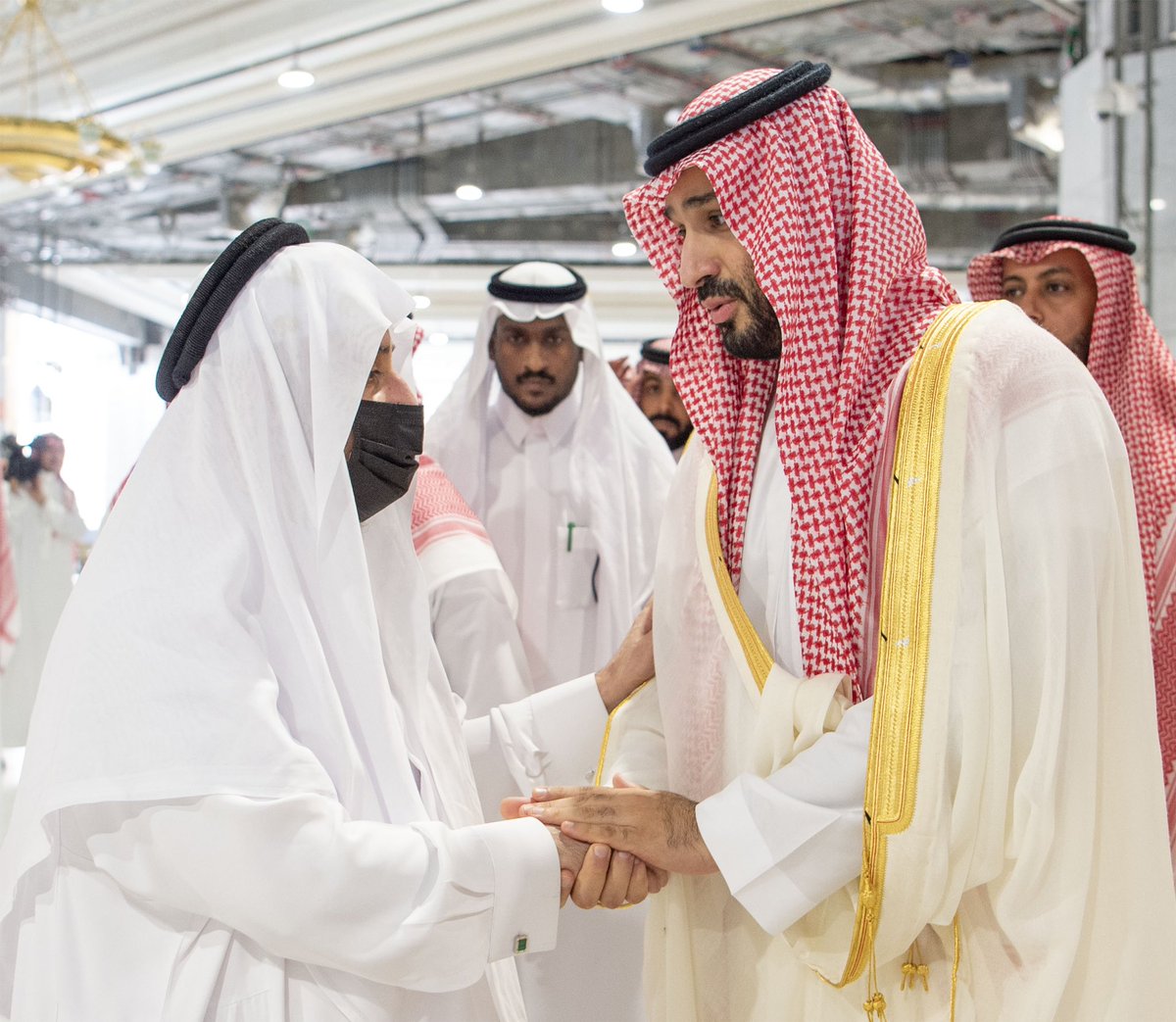 Bandaralgaloud's tweet photo. سمو سيدي #ولي_العهد يؤدي اليوم صلاة الميت على صاحب السمو الملكي الأمير ممدوح بن عبدالعزيز رحمه الله بعد صلاة العصر بالمسجد الحرام بمكة المكرمة. https://t.co/Hmwu0aDYOj