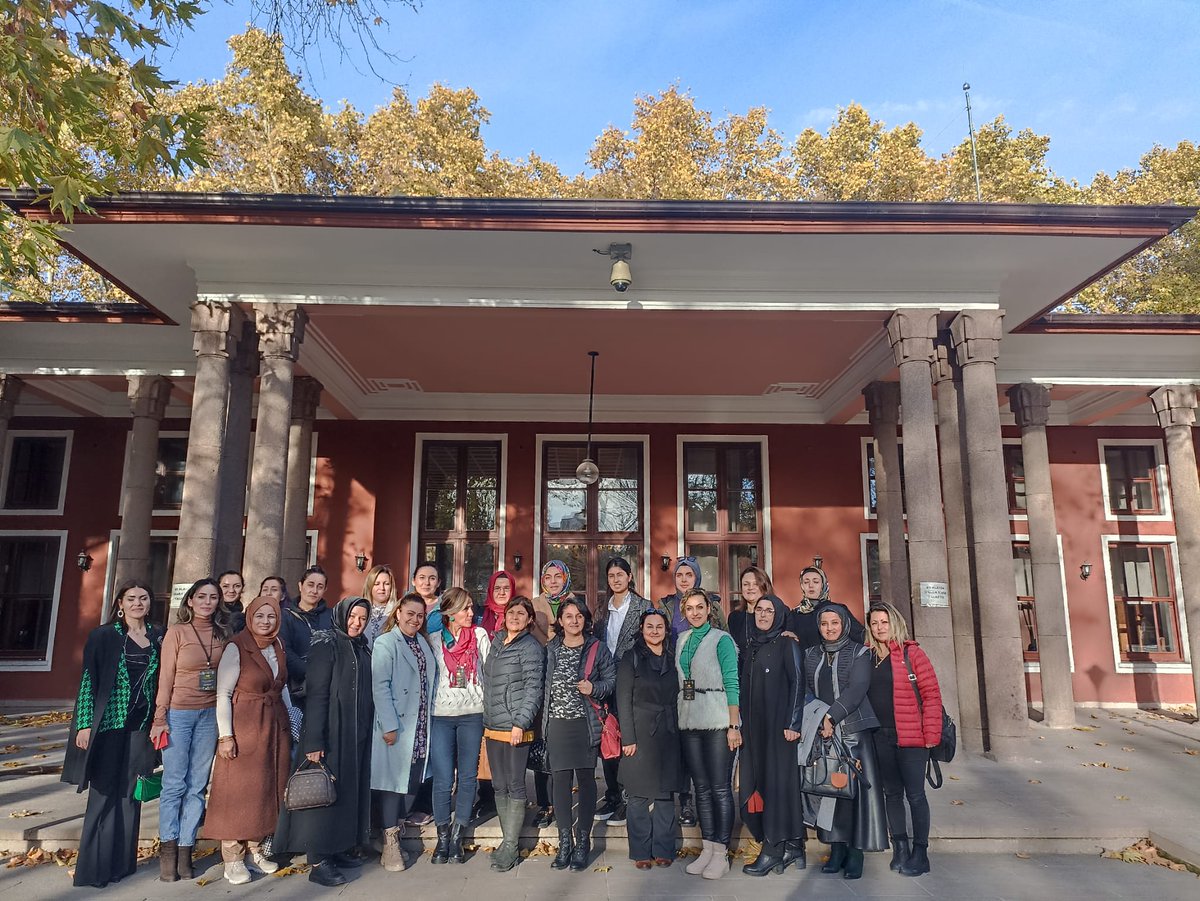 Müdürlüğümüzce yürütülen Başkent Öğretmen Atölyeleri projesi kapsamında eğitimci yazar sayın Serap ŞAHİN tarafından okul öncesi öğretmenlerimize yönelik "Öykü mü felsefeden çıkar felsefe mi öyküden?" adlı atölye çalışması gerçekleştirilmiştir.
<a href="/tcmeb/">Millî Eğitim Bakanlığı</a> 
<a href="/kocakysr/">Yaşar Koçak</a>