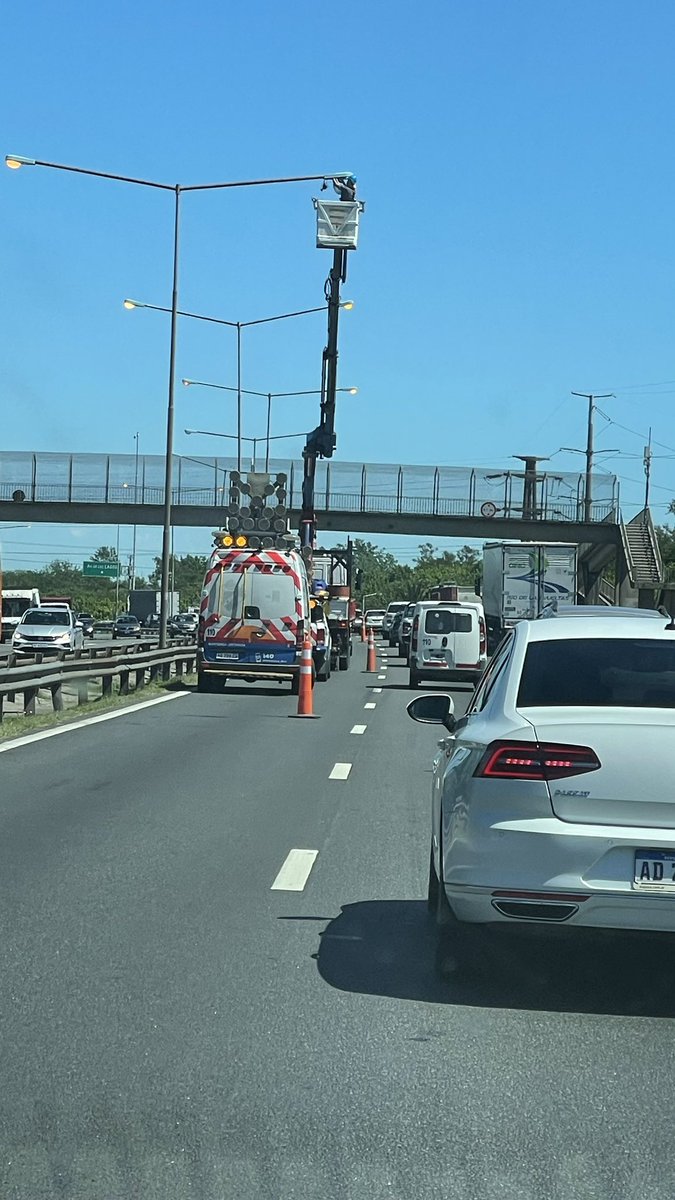 Como siempre hacen arreglos en horarios pico para que la gente vea que trabajan!!
No aprendemos más!!
Basta de joder al contribuyente, paguen extra y arreglen de noche como en los países del primer mundo!!
Porque se puede!