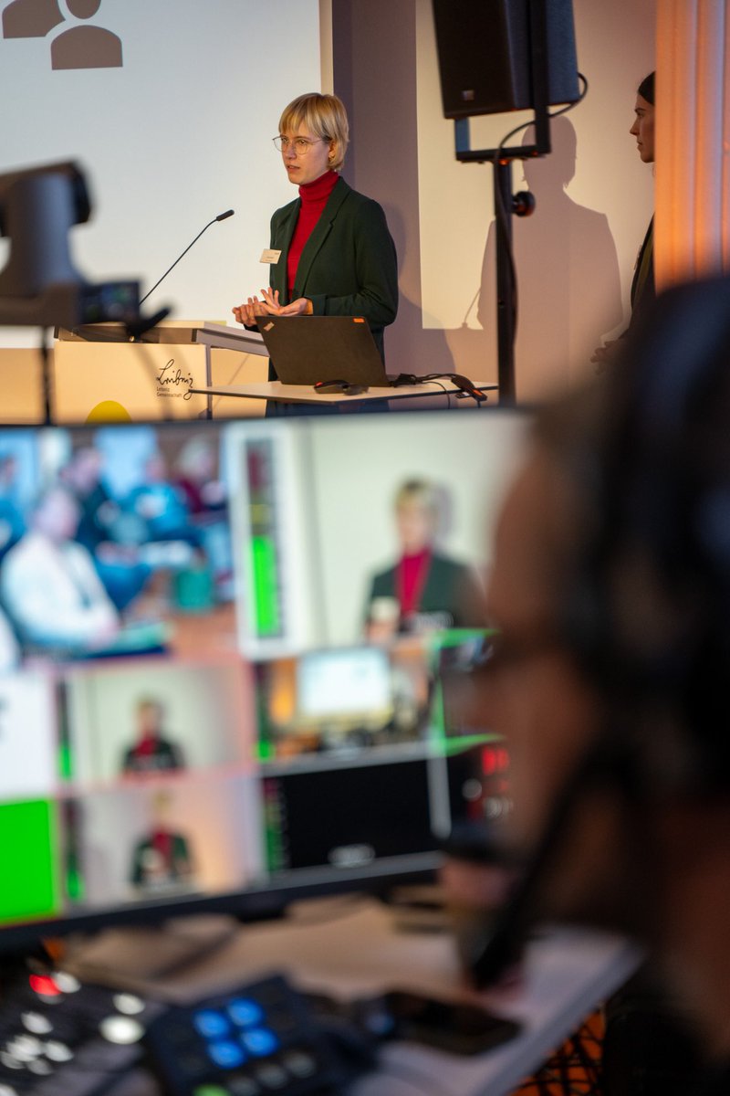 An unserem <a href="/PrEval_Projekt/">PrEval – Zukunftswerkstätten</a> Fachtag 2023 konnten wir erste Erkenntnisse unserer #Zukunftswerkstätten einem sehr engagiertem Publikum präsentieren. Erste Berichte gibt es im nächsten Jahr unter preval.hsfk.de. Foto: Ute Seitz <a href="/PRIF_org/">PRIF</a>