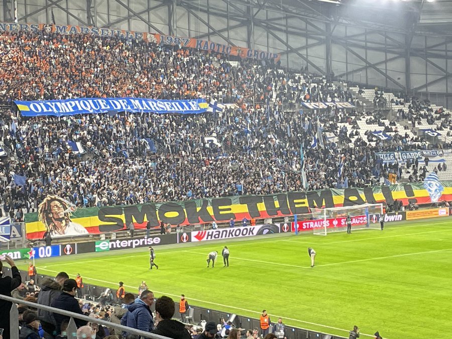 Torcida do Olympique de Marselha homenageia Bob Marley com faixa