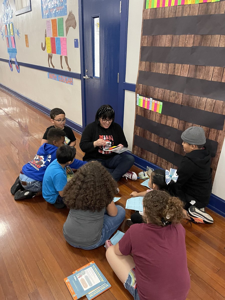 teacher_faye's tweet image. @LeaderLatina5 helping these amazing 2nd grade readers @KenlyCougars put up their books that they’ve read for our “40 Book Reading Challenge” Way to
Go kiddos! @HillsboroughSch @TransformHCPS #40bookchallenge