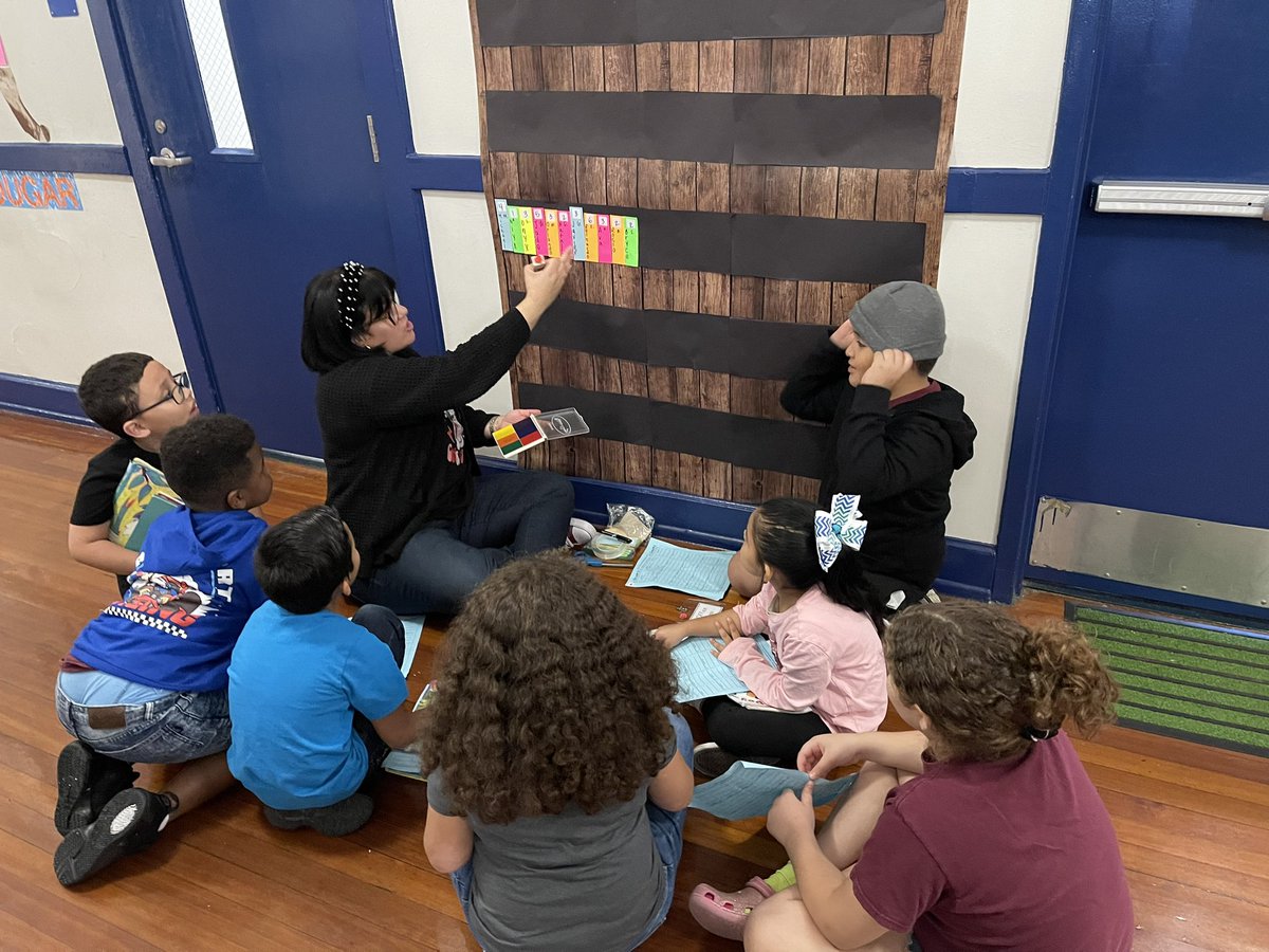 teacher_faye's tweet image. @LeaderLatina5 helping these amazing 2nd grade readers @KenlyCougars put up their books that they’ve read for our “40 Book Reading Challenge” Way to
Go kiddos! @HillsboroughSch @TransformHCPS #40bookchallenge