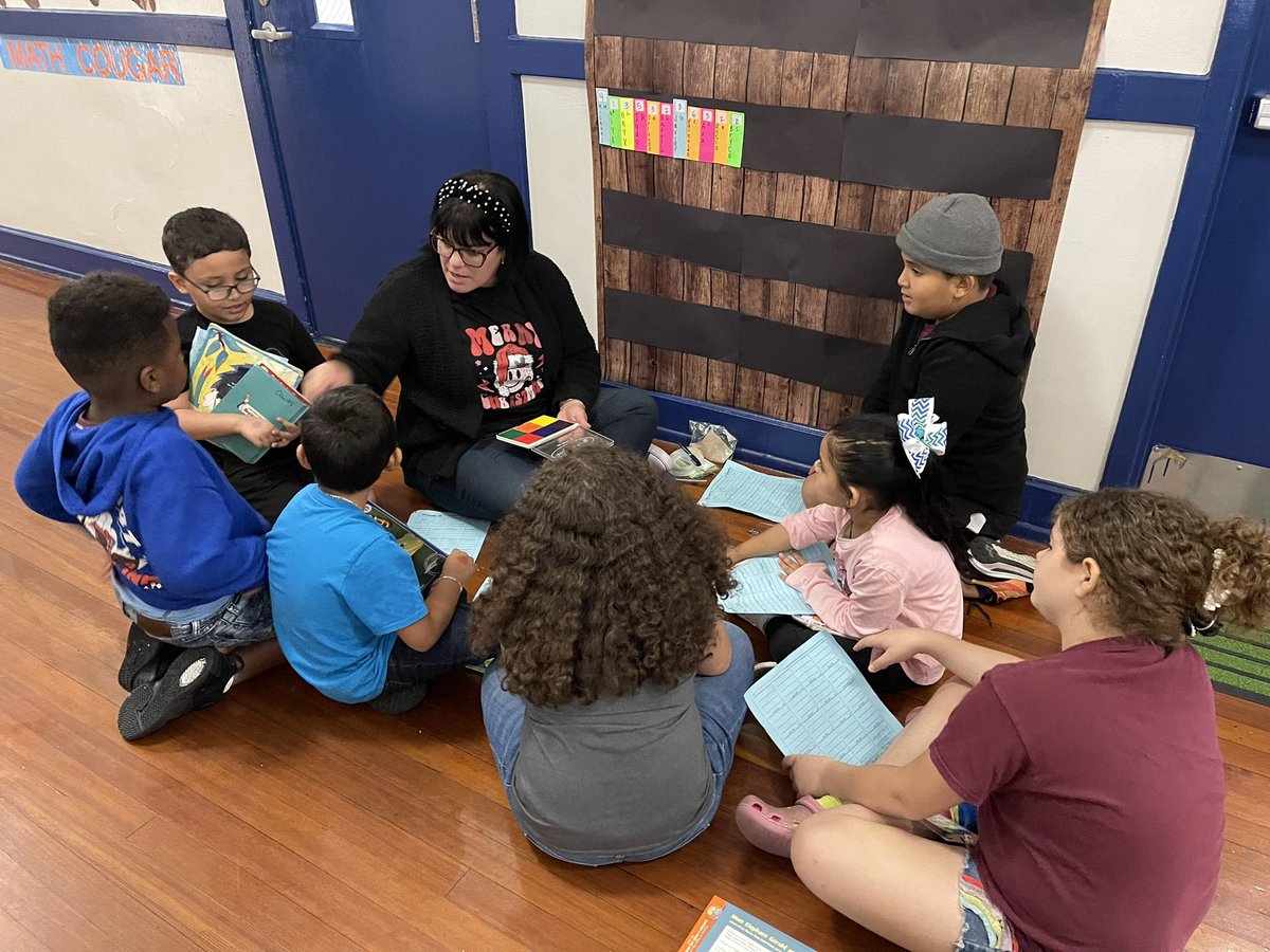 teacher_faye's tweet image. @LeaderLatina5 helping these amazing 2nd grade readers @KenlyCougars put up their books that they’ve read for our “40 Book Reading Challenge” Way to
Go kiddos! @HillsboroughSch @TransformHCPS #40bookchallenge
