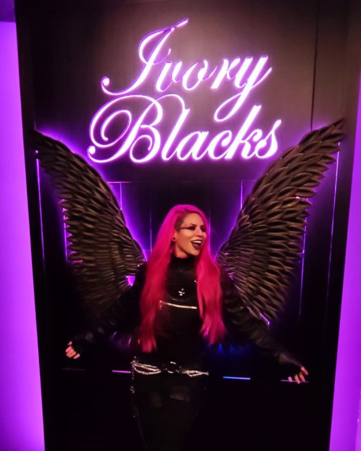 Had such a great time at @ivoryblacksglasgow last night. Thank you for the photo! TONIGHT - MANCHESTER 🚨🚨 Message me your buy get one free name requests before 4pm today🖤✨ See you at @aatmamcr - doors at 7pm, I go on at 7:20 so be sure to get there early!! #vanillasugar