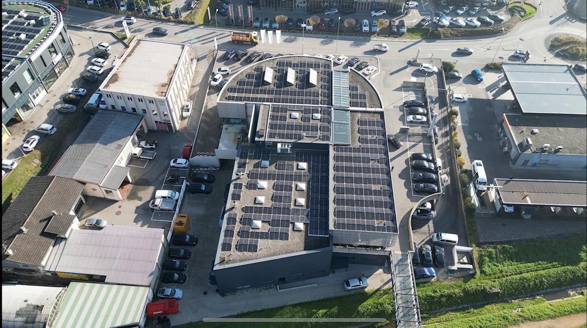 Dach der AMAG First Lugano mit einer Photovoltaikanlage bestückt; media-corner.ch/press/dach-der…
