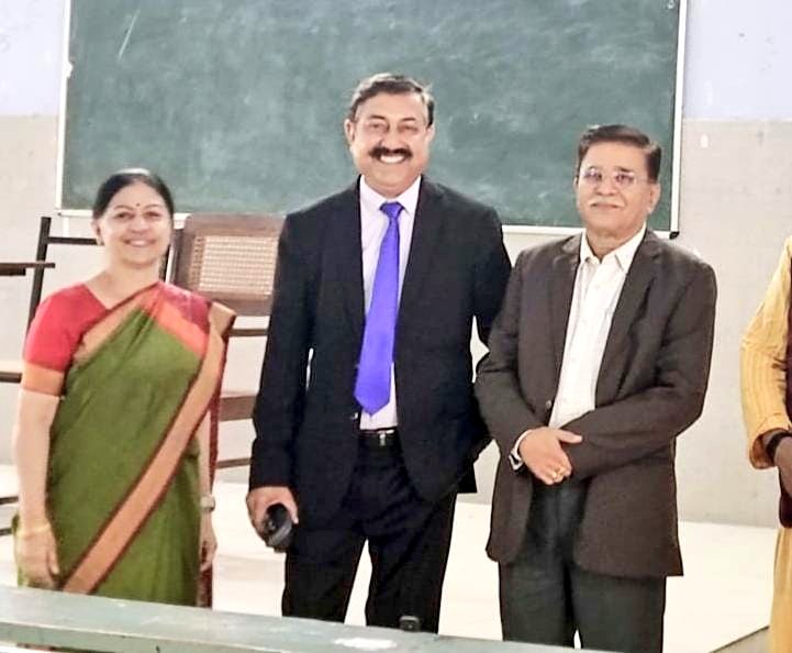 A visit by the Hon'ble Information Commissioner of Uttar Pardesh <a href="/InformationAjay/">Ajaya Kumar Uprety (अजय कुमार उप्रेती) 🇮🇳</a> Sir to his classroom after 35 years. He was a student of MA (Political Science) in 1986- 88 batch at <a href="/lkouniv/">University of Lucknow</a>. He was accompanied by his teacher Prof.  R. K. Mishra Sir and <a href="/KhannaManuka/">Vice Chancellor , University of Lucknow</a> Ma'am.