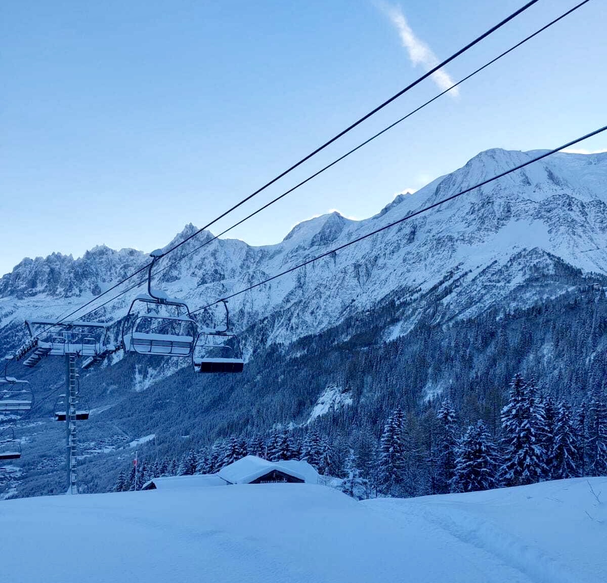 *EARLY OPENING FOR GRANDS MONTETS* Opening Saturday 2nd December!
Enjoy some early season skiing in fabulous fresh new snow on the Grands Montets ski area.
Latest snow report for Chamonix - seechamonix.com/snow/
#seechamonix #snowreportchamonix #grandsmontets #chamonixmontblanc
