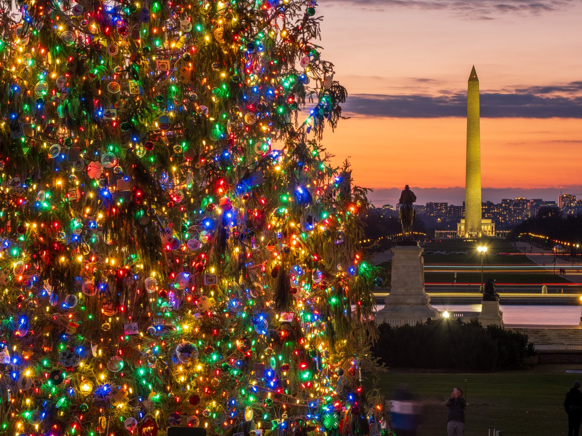 There's nothing like the holidays on the #NationalMall. From ice skating to holiday lighting ceremonies, it's the most wonderful time of the year on America's Front Yard.✨🎊❇️🎀 Read our November News and holiday events guide: mailchi.mp/nationalmall/t… 📸: @netforce_one