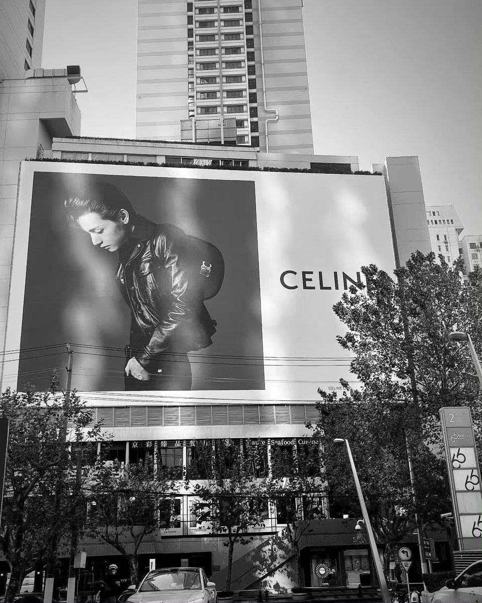 eyYohitmanintro's tweet image. Taehyung in New #Celine billboard 
Man always looks breathtakingly gorgeous 💜
#btsarmyza