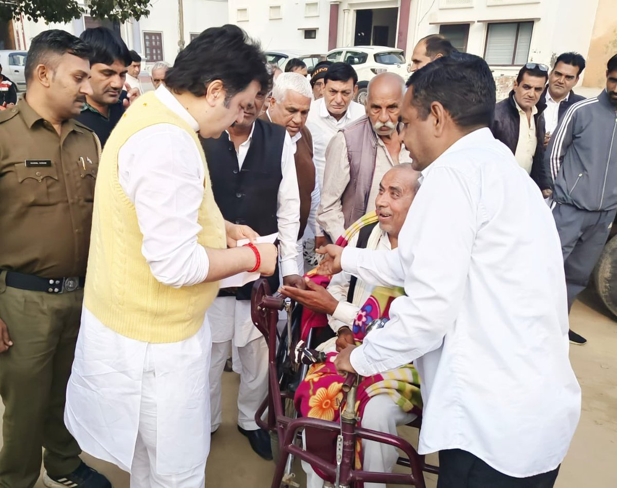 bishnoikuldeep's tweet photo. 3. आदमपुर हलके के 18 गांवों में आज अपने पारिवारिक लोगों को 26 दिसंबर के भव्य और चैतन्य की शादी कार्यक्रम के लिए निमंत्रण दिया और गांवों में चल रहे विकास कार्यों का जायज़ा लिया। https://t.co/iCAJbfLl1T