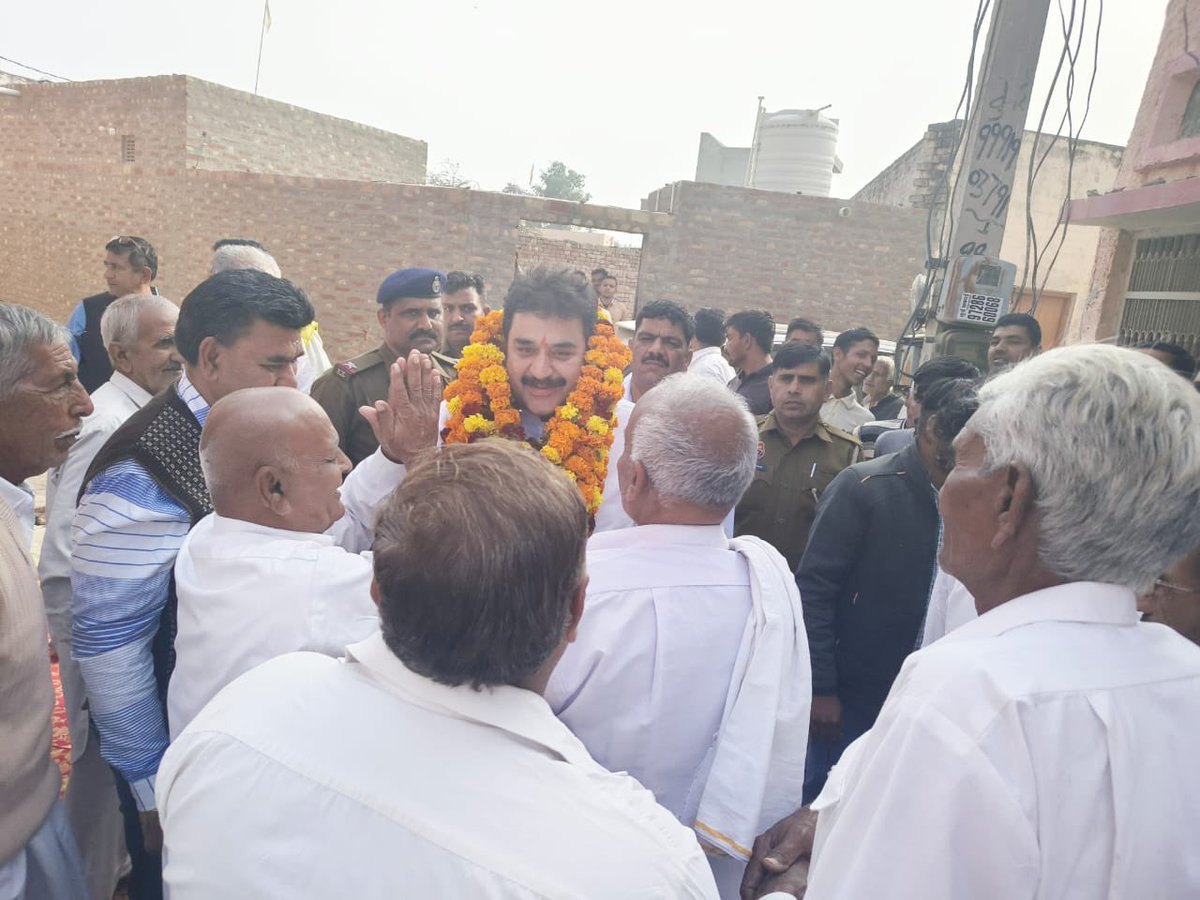 bishnoikuldeep's tweet photo. 3. आदमपुर हलके के 18 गांवों में आज अपने पारिवारिक लोगों को 26 दिसंबर के भव्य और चैतन्य की शादी कार्यक्रम के लिए निमंत्रण दिया और गांवों में चल रहे विकास कार्यों का जायज़ा लिया। https://t.co/iCAJbfLl1T
