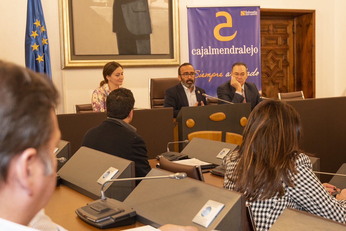 DiputacionCC's tweet photo. Diputación convierte la exclusión en “inclusión financiera” con la firma de la segunda convocatoria para la instalación de servicios bancarios en 19 municipios.

➕👉 TODA LA INFORMACIÓN EN: https://t.co/aJyrwcT3fL https://t.co/uS9Tj49ggs