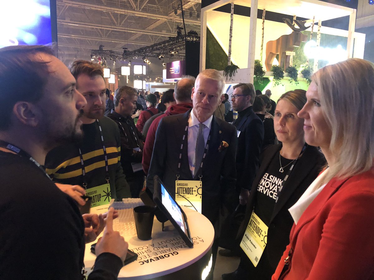 Tiedeministerimme @SlushHQ tutustumassa tiedepohjaisiin innovaatioihin & spinout-yrityksiin ruoka, lääke, energia jne aloilta. Kiitos hyvästä keskustelusta @SariMultala #slush2023 #tiede @UH_Innovation @helsinkiuni