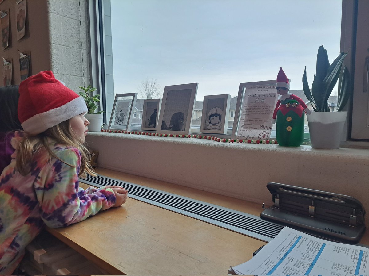 MmePilutti_LDSB's tweet photo. Some magic to start our morning ✨️ we had a surprise visitor arrive with a note 📝 and the class was very excited! Flocon, the class elf is here and is asking for letters from everyone to get to know the class #teacherwin #writingtask https://t.co/c7nkLZVOEM