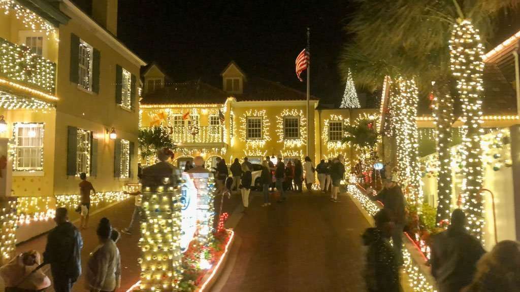 OldCity's tweet photo. The December #FirstFridayArtWalk is always a special one! Enjoy #NightsofLights, #oldcity's great galleries, and all the holiday vibes in one magical evening! https://t.co/aPqICaBUtC