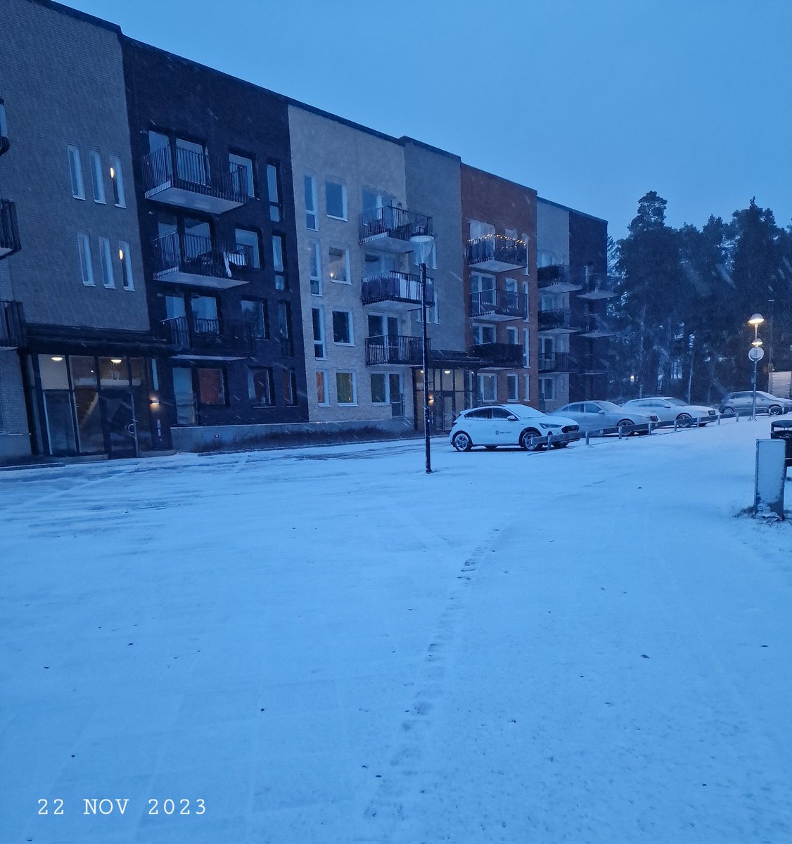 Winter street in autumn.  Зимняя улица осенью.
#nature #winter #street #autumn #snow #ResidentialBuilding #SnowPhoto