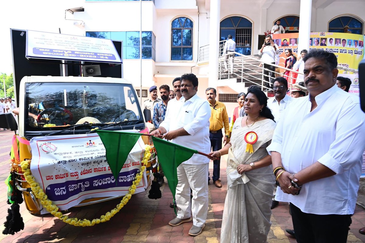 Satish_Sail's tweet photo. ಇಂದು ಕಾರವಾರದ ಸಾಗರ ದರ್ಶನ ಹಾಲ್ ನಲ್ಲಿ ಜಿಲ್ಲಾ ಮಟ್ಟದ ಜನತಾ ದರ್ಶನ ಕಾರ್ಯಕ್ರಮದಲ್ಲಿ  ಭಾಗವಹಿಸಿದ ಸಂದರ್ಭ. @INCKarnataka https://t.co/kj5VibS6ib