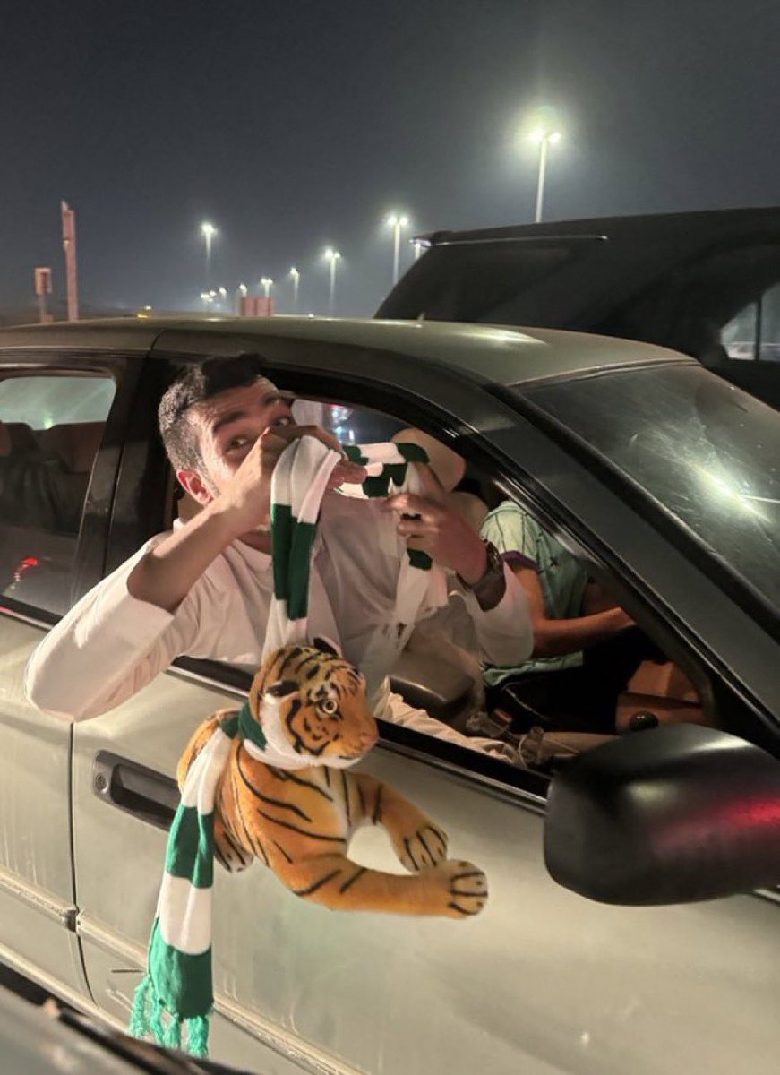 7m9ll's tweet photo. ممكن اتقبل بجاحة النصراوي وهو يشوف انه ناديه كبير وينافس الهلال .. لكن الاتحادي يعجبك بخضوعه ومعترف ان مستحيل يرفع راسه على اي اهلاوي ويشوف ان ناديه يلعب ديربي مع الاهلي 

اخر 15 سنه اكثر بطولات الاهلي 
اكثر فوز بالموجهات الاهلي 
اخر 3 بطولات حققها الاهلي امامهم 
10 سنوات بدون اي انتصار على الاهلي 
تيفو وهياط ونظارات بالاخير وش صار؟ ببوكسر كيسيه دعسناهم 

ديربي الرياض معروف منذ الازل انه ازرق .. وديربي جده في كل مره محسوم انه اخضر 
حقائق اعتدنا عليها في الكره السعوديه 💚