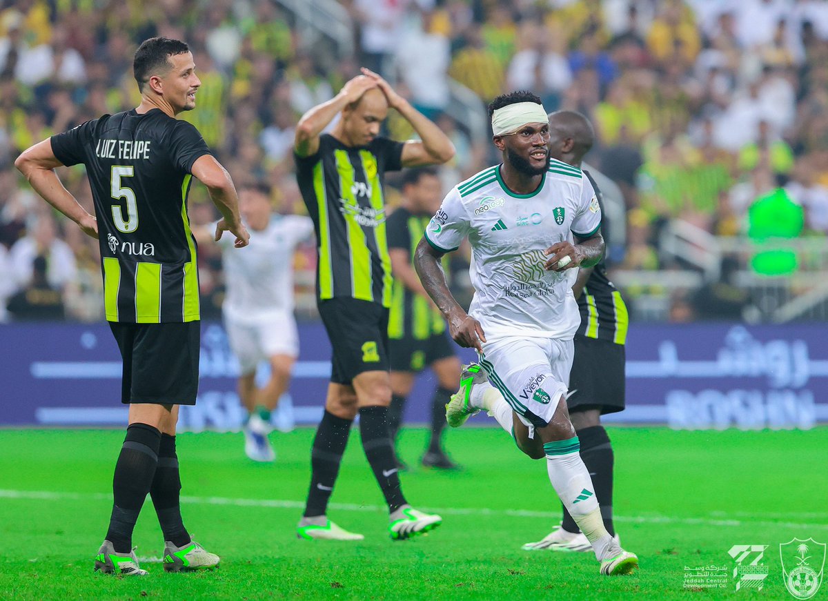 7m9ll's tweet photo. ممكن اتقبل بجاحة النصراوي وهو يشوف انه ناديه كبير وينافس الهلال .. لكن الاتحادي يعجبك بخضوعه ومعترف ان مستحيل يرفع راسه على اي اهلاوي ويشوف ان ناديه يلعب ديربي مع الاهلي 

اخر 15 سنه اكثر بطولات الاهلي 
اكثر فوز بالموجهات الاهلي 
اخر 3 بطولات حققها الاهلي امامهم 
10 سنوات بدون اي انتصار على الاهلي 
تيفو وهياط ونظارات بالاخير وش صار؟ ببوكسر كيسيه دعسناهم 

ديربي الرياض معروف منذ الازل انه ازرق .. وديربي جده في كل مره محسوم انه اخضر 
حقائق اعتدنا عليها في الكره السعوديه 💚