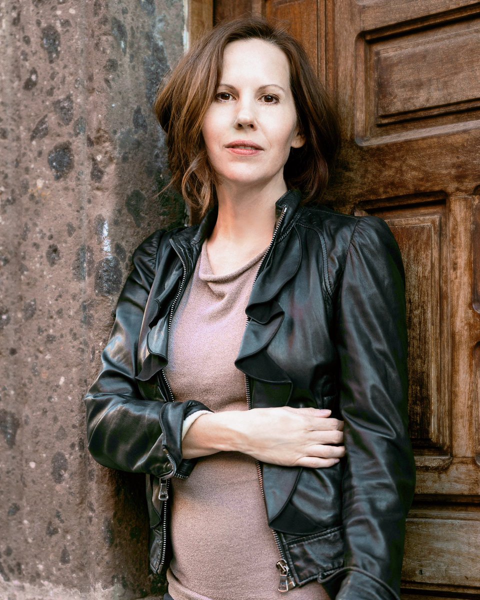 DaniTrussoni's tweet photo. What do you think of my new author?. Give a thumbs up in the comments if you think I should use it on the jacket of my forthcoming novel #ThePuzzleBox 👍 https://t.co/SBtoEX0xl1