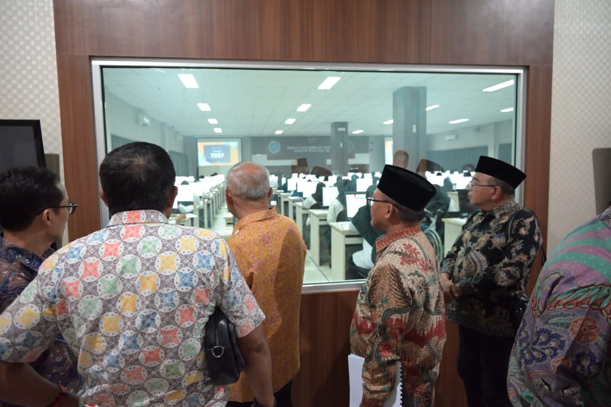Tim Kunjungan Kerja Komisi II DPR RI meninjau pelaksanaan rekrutmen CASN 2023 di Kota Pekanbaru, Riau, Jumat (1/12/2023). Selama tinjauan berlangsung, ia menegaskan perlu ada evaluasi yang komprehensif mengenai tahapan rekrutmen CASN. #KunkerDPR