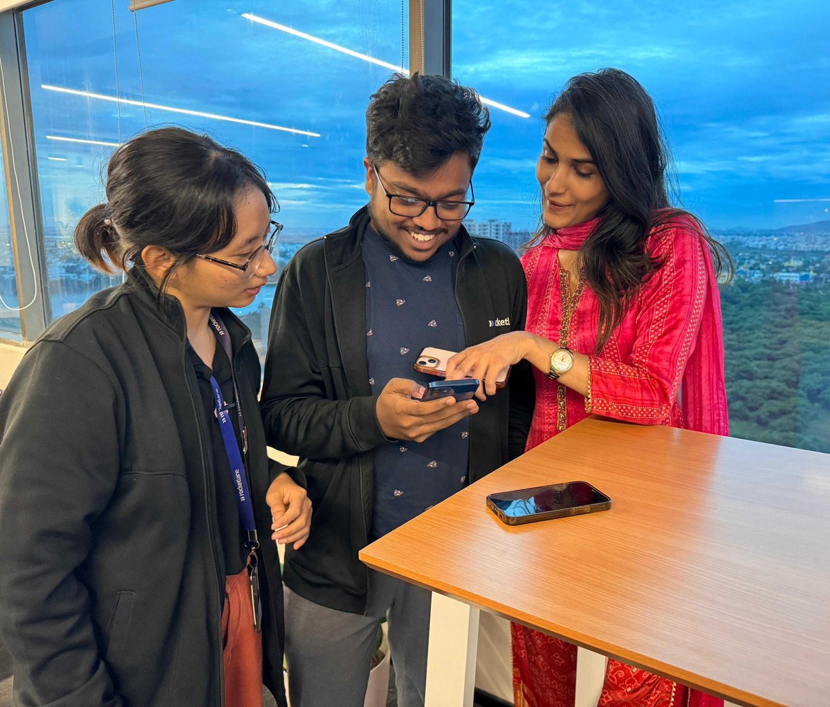 RocketlaneHQ's tweet image. Looks like our team's hooked on to something new. What could it be? 🤔

Stay tuned to find out!

#WhatsCookin #RocketlaneTeaser #NewFeatureAlert