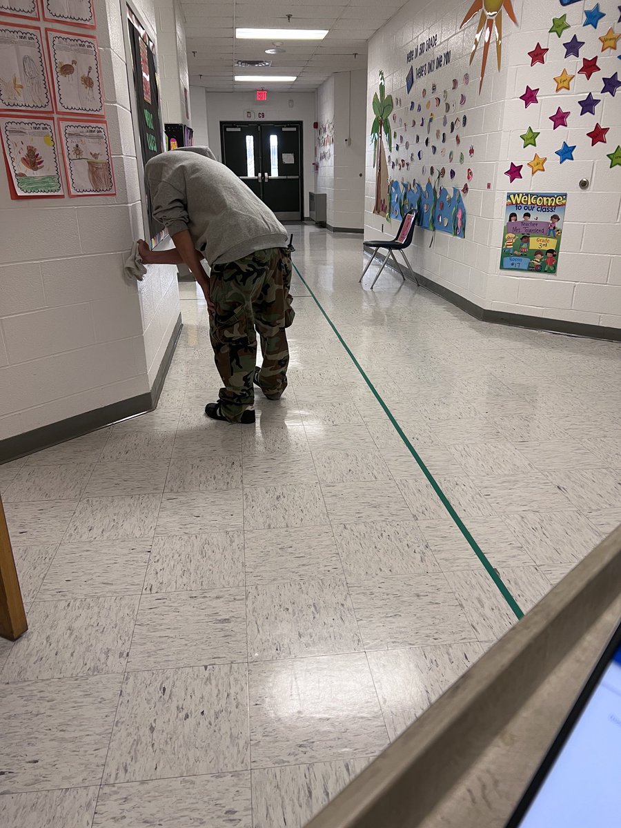 Santa’s elves are always making magic over here ⁦<a href="/chreagles/">C. Hunter Ritchie ES</a>⁩ Thanks Mr. Benz for being awesome!!! ⁦<a href="/tncthorpe/">Cristy Thorpe</a>⁩