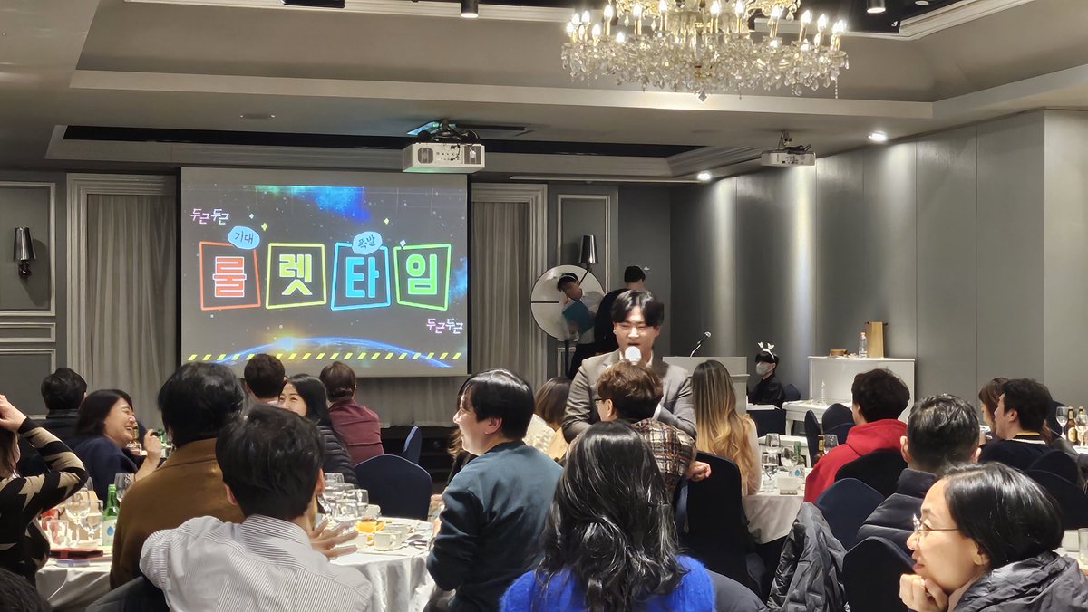 tooni8_ch's tweet photo. 성탄절이라 천사들 컨셉으로 공연하고
여러가지 재밌는 게임도 했고요🥳 https://t.co/BLX1y85ixt