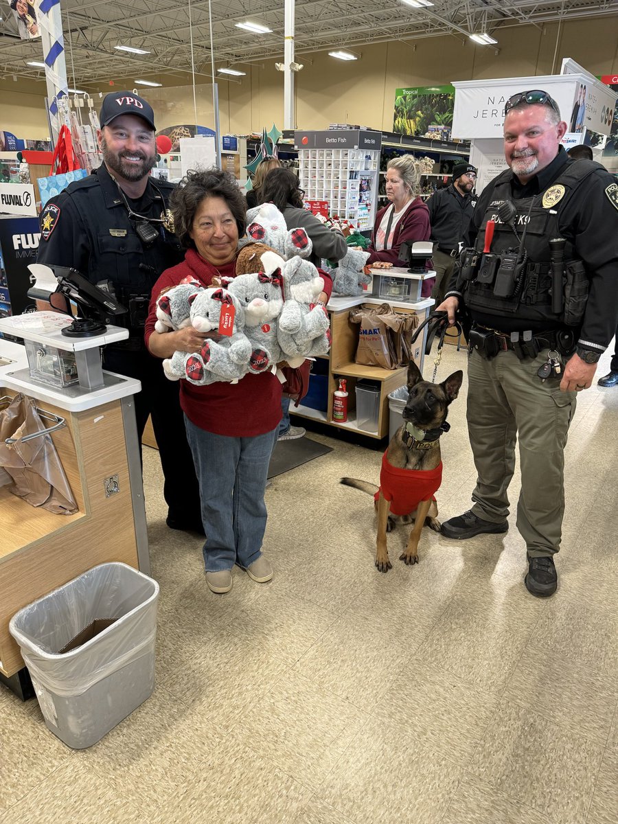 Lark sure looks cute in his sweater!

Thank you PetSmart for inviting our K9 team to be a part of your event!