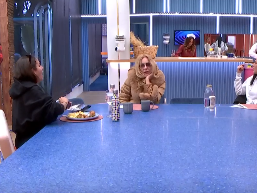 georgecat90's tweet image. Me encantaría ser cocinero de esa casa ahora mismo y ponerles 5 kg de sal a cada una de estas dos😂

Pero Naomi es demasiado pacífica xd #GHVIP1D #GHVIPGala12