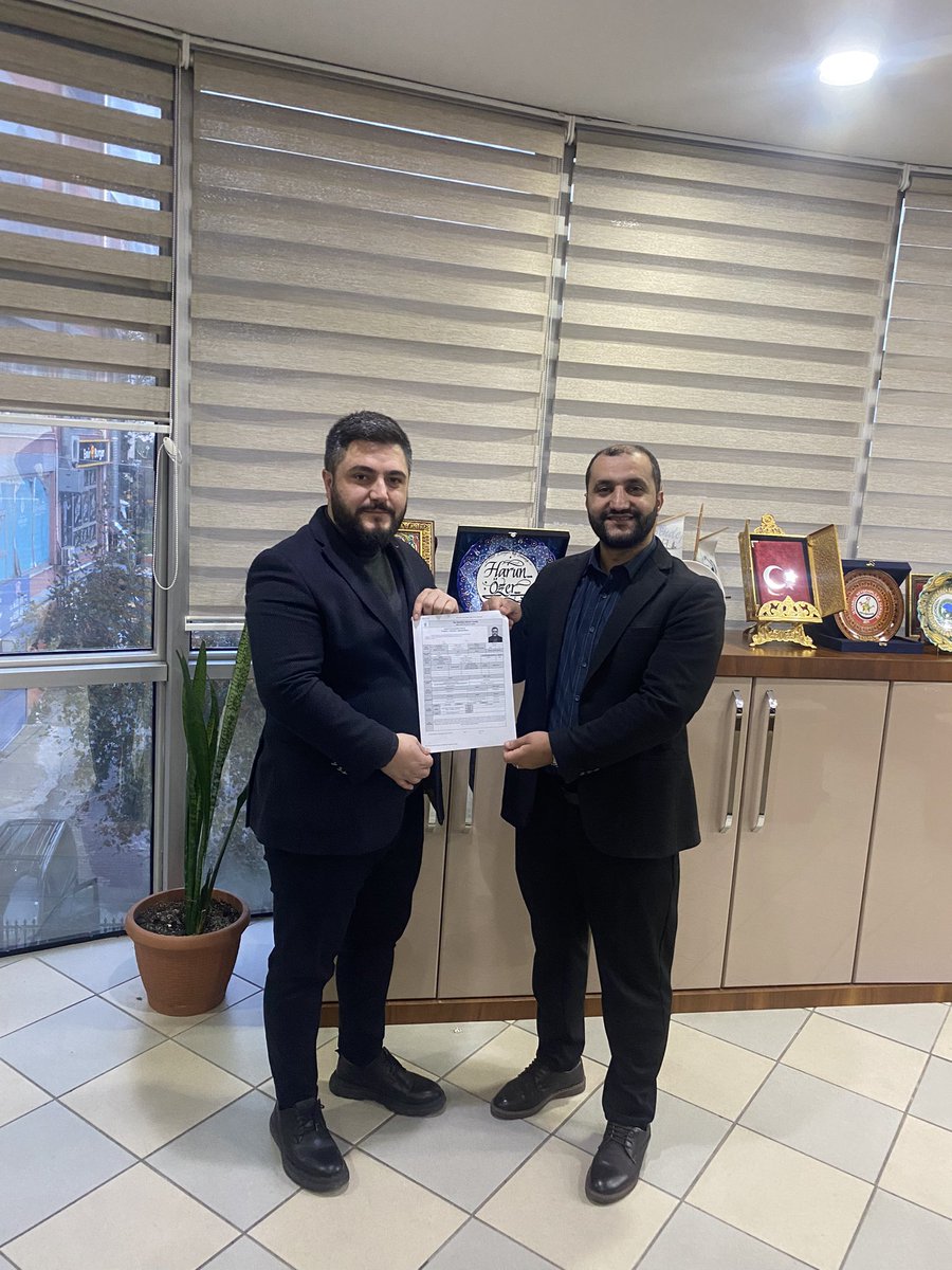 Bismillahirrahmanirrahim,

"Bir gençlik, bir gençlik, bir gençlik...

"Zaman bendedir ve mekân bana emanettir!" şuurunda bir gençlik...

Siyasette gençlere yer vermek ustalığın şiarındandır sözünün her zaman arkasında durarak milletimizin iradesinin tecelligâhı TBMM’de ve