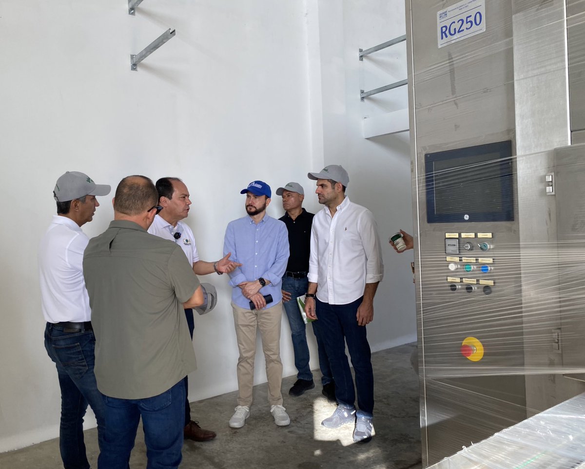 Camarabaq's tweet photo. 🧀 Hoy recorrimos  junto a nuestro presidente ejecutivo, @mfernandezariza y la @Gobatlantico  la Empresa COA SAS con el Proyecto de innovación VALLE VERDE: nueva planta  para transformación lactea que cuenta con  una capacidad para transformar hasta 20 mil litros de leche. 🥛 https://t.co/TTNHDvbthP
