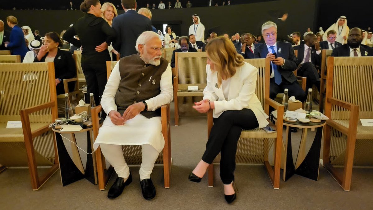 KamalGurjar009's tweet photo. लो हम भी मिल लिए ! 😉
#COP28
#modi_meloni https://t.co/j9S2dk2Yka