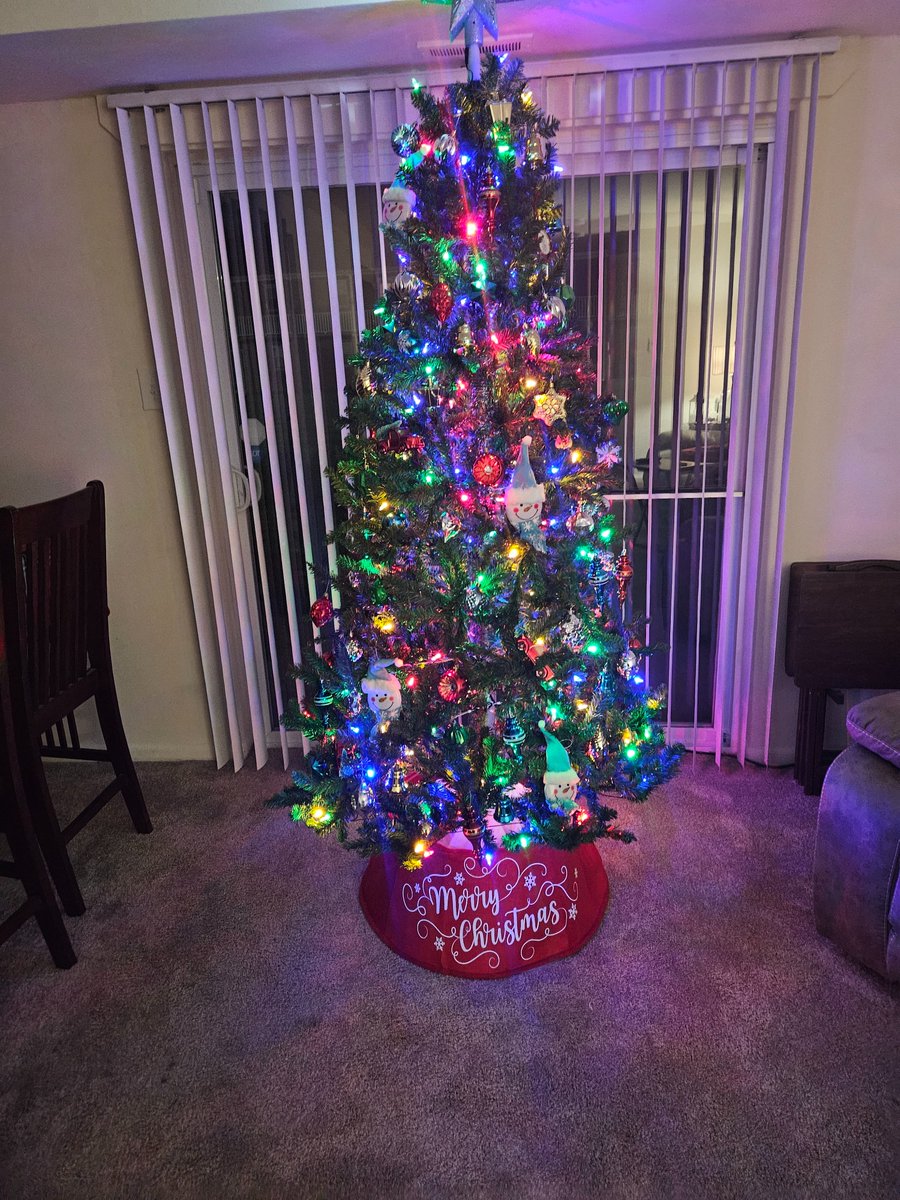 gar0829's tweet photo. Just finished decorating my tree  love to have company around it. https://t.co/PvaCUfLgbr