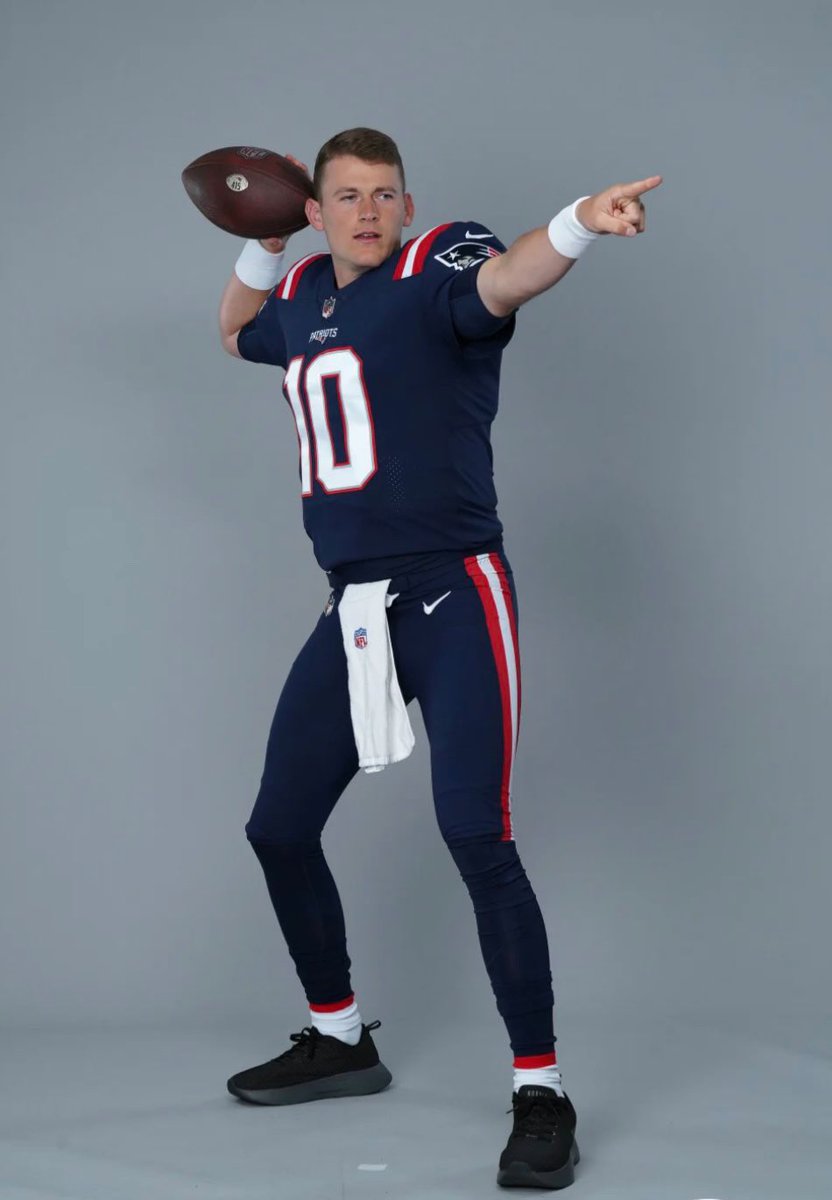 BabzOnTheMic's tweet image. I should have known it wasn’t going to work out when I first saw this picture come out