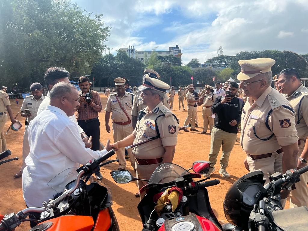 PeenyaAcp's tweet photo. Today CP sir returned stolen bike's to the owners @DCPNorthBCP @CPBlr https://t.co/lmgiHA7nDM