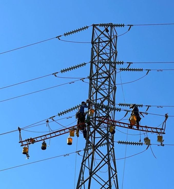 bevins_co's tweet image. repost: @pgewivesibew1245
 @sleepylineman
・・・
Yesterday’s reinsulate off the ladders with help from @reddingairservice and @mackaghram #linework #ibew1245 #ladderwork #transmissiontower #pgewivesibew1245